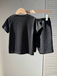 SHEIN 2 piezas Conjunto de camiseta de cuello redondo y pantalones cortos casuales y cómodos para niños, adecuado para volver a la escuela, ceremonia de graduación, uso diario. Adecuado para el hogar, salidas, playa y primavera/verano - Negro - Ver 3