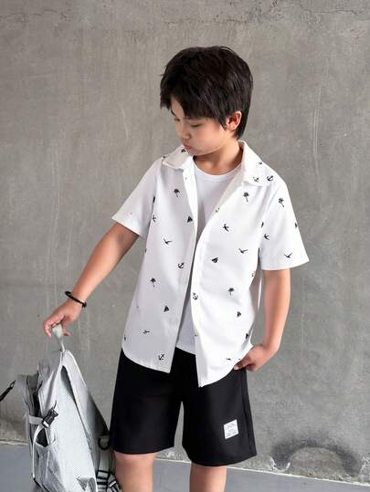 1件男童时尚白色碎花T恤，面料柔软舒适，适合外出、拍照、运动、上学及各种场合，是大童必备的百搭白色休闲T恤。