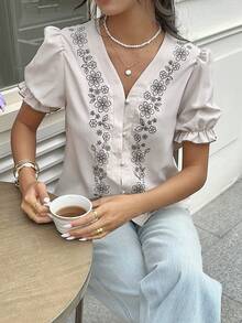 SHEIN Frenchy 女士印花V领单排扣休闲百搭日常短袖衬衫 - 杏色 - 查看 6