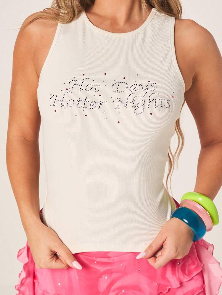 MISSGUIDED Top sin mangas acanalado con texto "Días calurosos, noches talla grande calurosas" adornado con rhinestones, casual de verano