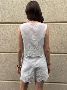 Solivie Bộ đồ 2 món dành cho nữ, kiểu dáng thường ngày, màu trơn, thêu lỗ, gồm áo vest và quần short, thích hợp cho kỳ nghỉ. - trắng - Xem 2