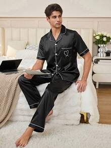 CoupledUp 男士休闲家居服翻领衬衫，绣有心形图案套装 - 黑色 - 查看 2