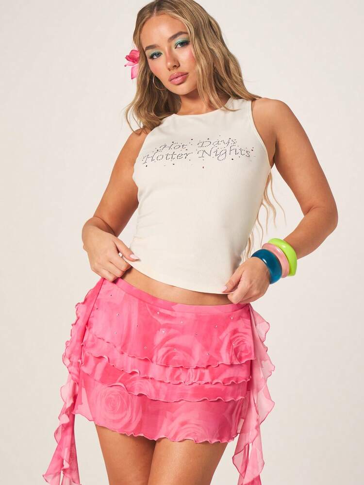 MISSGUIDED Top sin mangas acanalado con texto "Días calurosos, noches talla grande calurosas" adornado con rhinestones, casual de verano