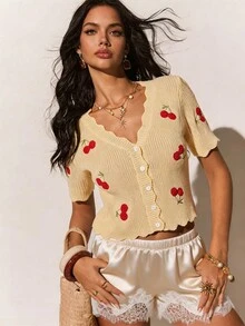 Poéselle Nuevo cárdigan de punto de manga corta beige para primavera/verano, con diseño de bordado de cerezas rojas en 3D, cuello en V dulce y enérgico + dobladillo con volantes, top corto de un solo pecho que deja ver el ombligo, estilo retro Y2K femenino y versátil para uso casual - Amarillo - Ver 3