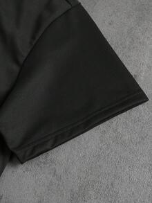 Manfinity Hypemode 男士舒适T恤面料，圆领短袖T恤，正面精致刺绣，热销短袖T恤，适合男士休闲度假、简约办公、商务场合、日常约会、居家休闲、时尚派对、聚餐等各种场合，自穿或送礼皆宜。春秋季热销短袖T恤。 - 黑色 - 查看 5