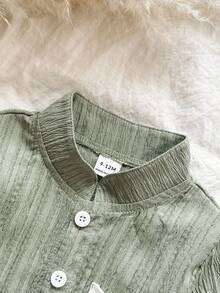 SHEIN Vintaside Kids 这款男童两件套包含一件蓝色提花立领长袖衬衫和一条白色直筒裤，适合春秋季穿着，展现精致优雅的传统中式风格。款式百搭，复古时尚，又不失正式感。宽松的版型、左胸口袋设计和立领设计都散发着浓郁的中国风情。适合日常上学、参加聚会、居家休闲以及正式场合穿着。 - 綠色 - 查看 6