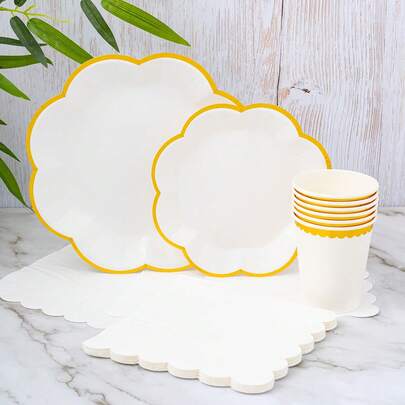Bộ đồ dùng dùng một lần gồm đĩa giấy hình bát giác màu trắng tinh, viền nhũ vàng, dành cho 8 người. Bộ đồ dùng tiệc dùng một lần này, bao gồm đĩa, khăn ăn và cốc, rất phù hợp cho các bữa tiệc sinh nhật, đám cưới và dã ngoại gia đình.