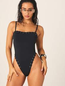 MISSGUIDED 女士黑色镂空抹胸连体泳衣，侧边系带设计，肩带可调节，适合夏季海滩度假 - 黑色 - 查看 1