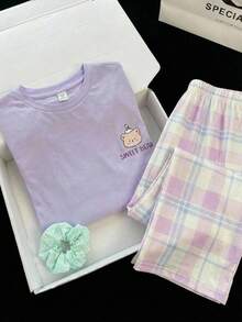 SHEIN 薰衣草 夏日可愛 親子款 婚禮賓客 童裝青少年女孩 2件組睡衣套裝 柔軟紫色短袖熊圖案T恤與格紋長褲睡衣 - 紫色 - 查看 1