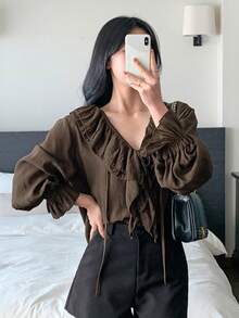 DAZY 女士V领荷叶边层叠褶皱修身长袖系带上衣 - 卡其色 - 查看 1