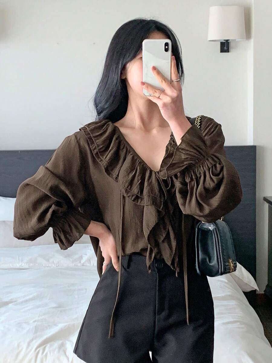 DAZY 女士V领荷叶边层叠褶皱修身长袖系带上衣 - 卡其色 - 查看 1