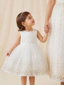 Glamorique Kids 花童生日派对婚礼假日礼服，女婴公主缎面连衣裙，白色薄纱蓬蓬裙，可拆卸蝴蝶结设计，适合正式场合、舞台表演、钢琴演奏、派对或特殊活动，夏季，欧美风格，金色刺绣蕾丝边白色薄纱蓬蓬裙，蝴蝶结露背连衣裙，舞台表演，中东奢华正式礼服 - 白色 - 查看 3