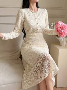 DAZY Bộ đồ 2 mảnh thanh lịch dành cho nữ: Áo ren dài tay cổ tròn cài một hàng khuy và chân váy midi. - Màu be - Xem 6