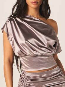 MISSGUIDED 金属质感露肩不对称上衣，侧边褶皱系带设计，缎面无袖晚礼服，垂褶领口，派对短款上衣 - 灰色 - 查看 3