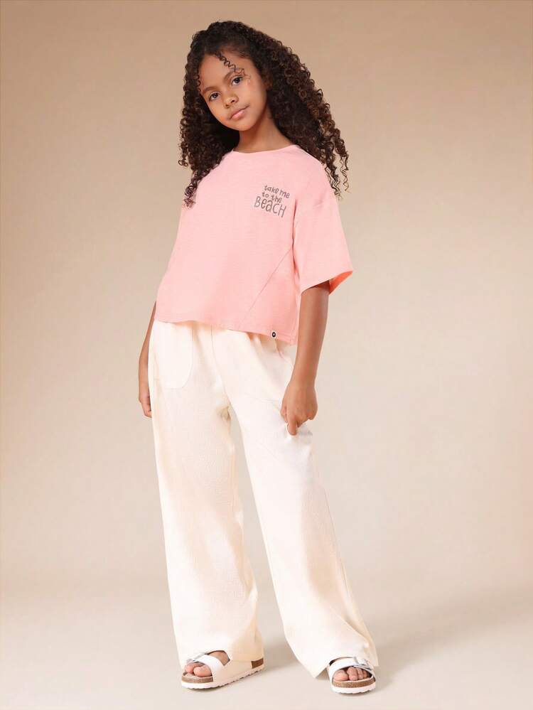 Ensemble coordonné d'un t-shirt court à manches courtes avec imprimé de palmiers tropicaux et d'un pantalon palazzo à jambes larges pour filles. Tenue d'été pour les vacances
