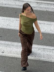 Kuleshova 女士通勤风格不对称肩部荷叶边不对称下摆夏季 T 恤 - 軍綠色 - 查看 6