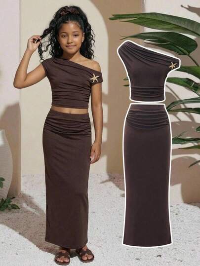 SHEIN Tween Girl Deep Brown Asymmetric Shoulder Fitted Maxi Dress, Elastic Draping Fabric, Asymmetric Ruched Design With Golden Starfish Decor, Soft Material Suitable For Multiple Seasons, Fitted Ruched Details, Elegant Decorative Accents Suitable For Semi-Formal/Social Occasions, Graceful Non-Binding Fit, Easy To Style And Maintain, Creates A Gentle And Feminine Girl Look