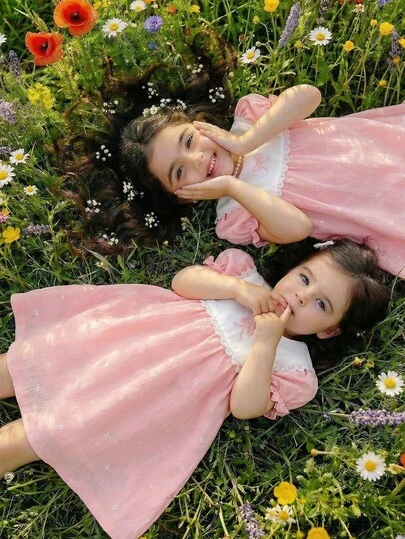 Souflis Souflis 法式复古春夏新款女婴粉色短袖蝴蝶结印花白领连衣裙，饰有精致蝴蝶结刺绣，适合外出及各种场合。