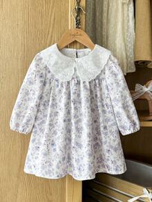 SHEIN Vintaside Kids 这款春秋季女宝宝多色娃娃蕾丝领长袖A字连衣裙，活泼优雅，飘逸灵动，展现出清新甜美的乡村淑女风范。连衣裙通体印有柔美的花卉图案，面料厚度适中。领口和下摆饰以精致蕾丝，散发着复古时尚气息。适合上学、花丛漫步、周岁生日庆祝以及参加婚礼等场合。 - 彩色 - 查看 5