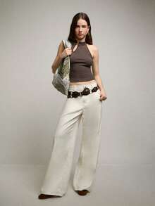 Nöista 这款深棕色无袖背心采用金属质感的中国风纽扣，由质地细腻的针织面料制成，配有立领和钥匙孔设计。修身剪裁尽显精致优雅。是夏季时尚的完美之选，也是都市女性衣橱中不可或缺的百搭单品。 - 咖啡棕 - 查看 5