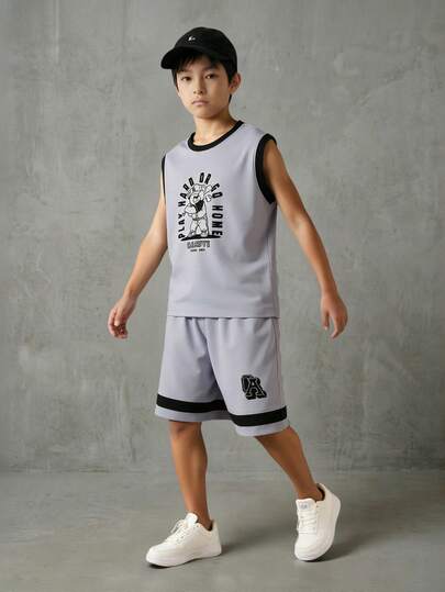 SHEIN Casuvi Kids 男童休闲运动日常宽松字母印花圆领短袖T恤和松紧腰宽松字母印花短裤套装（2件套），夏季男童篮球服