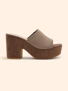 CUCCOO BASICS Giày sandal đế dày màu nâu nhạt đơn giản, thiết kế mũi vuông và quai rộng, tổng thể kiểu dáng thời trang và đa năng, thể hiện khí chất thanh lịch và phóng khoáng. Chất liệu mặt trên mềm mại và thoáng khí, phù hợp cho việc đi lại hàng ngày, các buổi gặp gỡ thân mật và các dịp khác, mang lại sự thoải mái và tự tin. - Màu Khaki - Xem 5