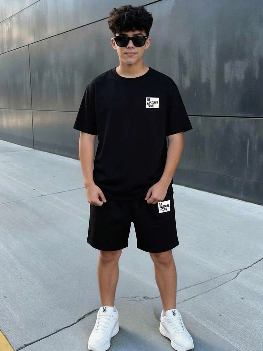 SHEIN 2件套青少年男童休闲宽松舒适T恤短裤套装，运动服套装，适合外出、约会、聚会、上学、春夏季节穿着。