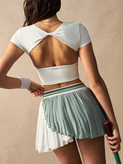 VARSIVA Back To School Fashion. Green And White Color-Blocked Tennis Shorts/Skirts, Mesh Pleated Mini Skirts, Tennis Mini Skirts, With Built-In Leggings, Women's Color-Blocked Sports Skirts/Skirts. Suitable For Tennis, Professional Fitness Activities, Pilates, Yoga, Running, And Everyday Wear. Perfect For Spring, Summer, Autumn, And Winter. End-Summer Party Look. Cool And Refreshing Outfits. Back-To-School Fashion. Sunny Day. Street Style. Relaxed Vacation. Vanilla Style.