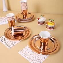 Conjunto completo de pratos, guardanapos e copos descartáveis em tom ouro rosa, ideal para festas, com capacidade para até 16 pessoas. Perfeito para aniversários, casamentos, festas temáticas e piqueniques em família. - Ver 5