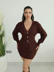 MDEdit 女士新款秋冬百搭日常穿搭落肩收腰针织开衫V领长款落肩修身迷你裙两件套，复古风格针织套装 - 咖啡棕 - 查看 1