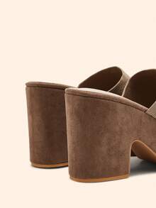 CUCCOO BASICS Giày sandal đế dày màu nâu nhạt đơn giản, thiết kế mũi vuông và quai rộng, tổng thể kiểu dáng thời trang và đa năng, thể hiện khí chất thanh lịch và phóng khoáng. Chất liệu mặt trên mềm mại và thoáng khí, phù hợp cho việc đi lại hàng ngày, các buổi gặp gỡ thân mật và các dịp khác, mang lại sự thoải mái và tự tin. - Màu Khaki - Xem 6