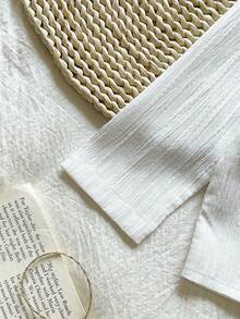 SHEIN Vintaside Kids 这款男童两件套包含一件蓝色提花立领长袖衬衫和一条白色直筒裤，适合春秋季穿着，展现精致优雅的传统中式风格。款式百搭，复古时尚，又不失正式感。宽松的版型、左胸口袋设计和立领设计都散发着浓郁的中国风情。适合日常上学、参加聚会、居家休闲以及正式场合穿着。 - 杏色 - 查看 7