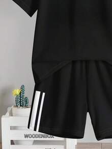 SHEIN Set de 2 piezas de camiseta de manga corta de cuello redondo y pantalones cortos casuales para niños, con estampado de rayas clásico, adecuado para el verano - Multicolor - Ver 6