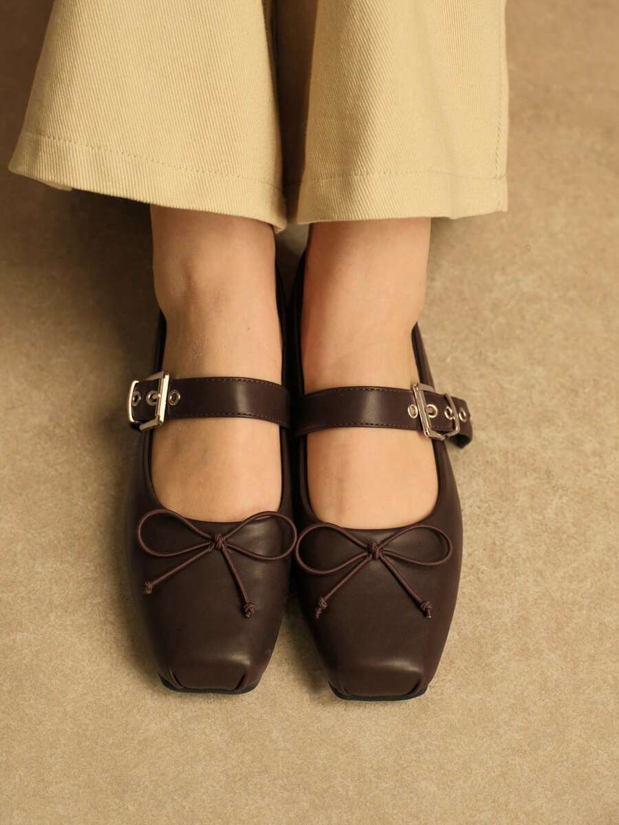 Rosivie 女士咖啡棕色蝴蝶结方头玛丽珍鞋，金属搭扣，芭蕾平底鞋，可爱复古经典街头风 - 咖啡棕 - 查看 1