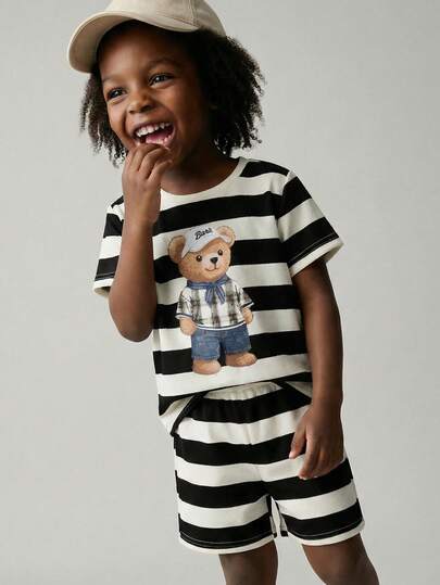 Maija Kids Maija Kids مجموعة قميص وشورت بأكمام قصيرة بياقة طاقم مزينة برسم الدب الصغير، بتصميم أنيق وعصري للأولاد، مناسبة للعودة إلى المدرسة والارتداء اليومي والخروجات والمناسبات والأعياد في الربيع والصيف
