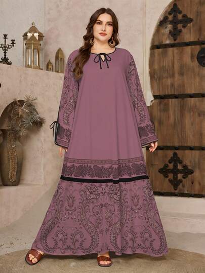 SHEIN Najma 大码女式数码印花紫色连衣裙，饰有腰果花、石榴花和铁线莲图案，V领系带设计长袖连衣裙，宽松喇叭下摆长袍式连衣裙，优雅阿拉伯风格，适合春夏穿着。