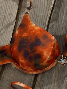 Swim Vcay 新款女士优雅复古性感火辣橙黑扎染两件式比基尼套装，三角挂脖上衣饰有太阳光芒状绿松石配件和可调节环带，高腰丁字裤泳裤配有同款太阳吊坠，复古Y2K波西米亚风泳装，完美适用于夏季海滩度假、泳池派对、热带海岛之旅、音乐节和婚礼假期。 - 彩色 - 查看 13