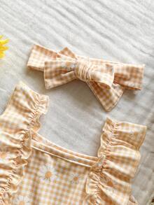 SHEIN Vintaside Kids 春夏两件套——浅黄色卡通雏菊图案连衣裙，荷叶边领口，适合新生女婴穿着。套装包含一个可爱的蝴蝶结发带。款式可爱甜美，舒适柔软。采用针织面料，厚度适中，版型合身。适合居家休闲、度假、玩耍或拍照。也适合参加派对和其他活动。 - 黃色 - 查看 5