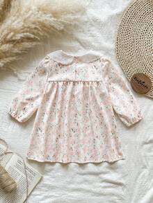 Vintaside Kids 这款春秋季女宝宝多色蕾丝领长袖A字连衣裙，活泼优雅，飘逸灵动，展现出清新甜美的乡村淑女风范。连衣裙通体印有柔美的花卉图案，面料厚度适中。领口和下摆饰以精致蕾丝，散发着复古时尚气息。适合上学、花丛漫步、周岁生日庆祝以及参加婚礼等场合。 - 彩色 - 查看 2