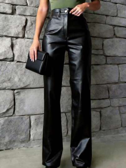 Pantalón de vinipiel estilo vaquero con bolsas traseras y pinzas en la parte trasera para dama , ideal para salidas casuales o de oficina