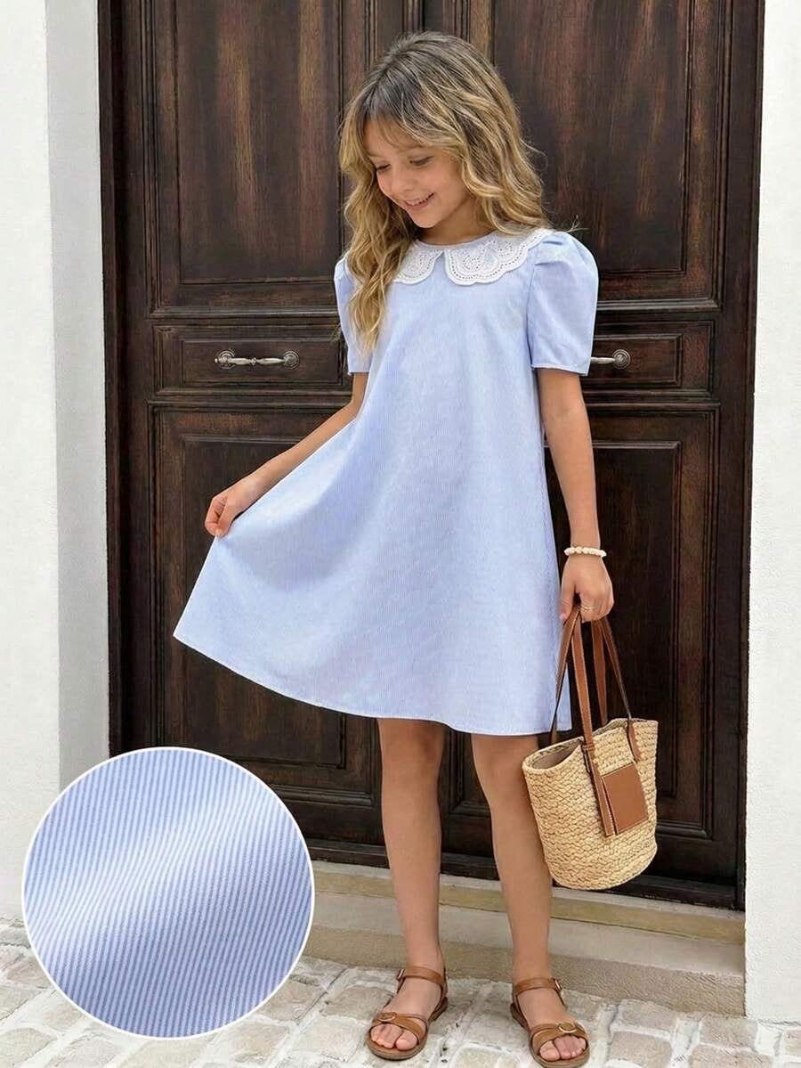 SHEIN Đầm kẻ sọc xanh trắng cho bé gái. Điểm nhấn của thiết kế gồm cổ áo Peter Pan ren lớn và tay áo phồng, kết hợp với chất liệu vải kẻ sọc xanh trắng tinh tế, mang đến phong cách tươi trẻ, pha trộn giữa nét nữ tính và vẻ thanh lịch nhẹ nhàng. Chiếc đầm thuộc phong cách "ngọt ngào và quý phái kiểu Pháp", thường thấy vào mùa xuân và mùa hè; phù hợp cho việc đi làm hàng ngày, đi chơi cuối tuần và các dịp xã giao nhẹ nhàng. Đây là chiếc đầm thanh lịch và tươi tắn giúp người mặc trông trẻ hơn, và là một trong những kiểu đầm kinh điển được yêu thích của mùa xuân và mùa hè.