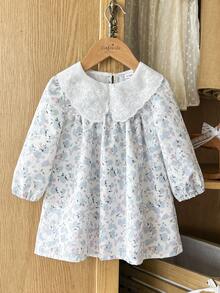 SHEIN Vintaside Kids 这款春秋季女宝宝多色蕾丝领长袖A字连衣裙，活泼优雅，飘逸灵动，展现出清新甜美的乡村淑女风范。连衣裙通体印有柔美的花卉图案，面料厚度适中。领口和下摆饰以精致蕾丝，散发着复古时尚气息。适合上学、花丛漫步、周岁生日庆祝以及参加婚礼等场合。 - 彩色 - 查看 3