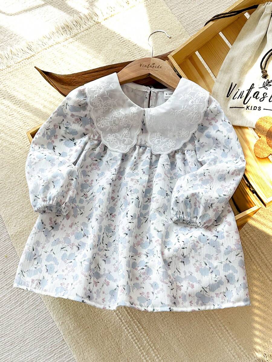 SHEIN Vintaside Kids 这款春秋季女宝宝多色蕾丝领长袖A字连衣裙，活泼优雅，飘逸灵动，展现出清新甜美的乡村淑女风范。连衣裙通体印有柔美的花卉图案，面料厚度适中。领口和下摆饰以精致蕾丝，散发着复古时尚气息。适合上学、花丛漫步、周岁生日庆祝以及参加婚礼等场合。 - 彩色 - 查看 1