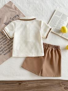 SHEIN Conjunto casual para bebê menino com camisa polo de manga curta e shorts com estampa de desenho animado. - Caqui - Ver 2