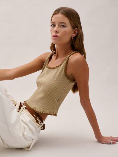 Nöista A Slim-Fit Cropped Vest Made Of High-Elasticity Light Beige Knit Fabric. The Neckline And Hem Feature Tonal Chunky Knit Crochet Trim, Adding Detail And Dimension. The Low Saturation Makes It Easy To Wear Alone Or As A Base Layer.