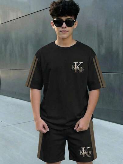 男童休闲舒适简约圆领短袖T恤短裤套装，经典运动条纹印花，King文字图案印花，适合夏季穿着
