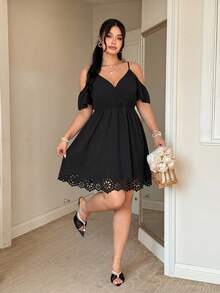 SHEIN Clasi 大尺碼時尚純色露肩中空連衣裙 - 黑色 - 查看 1