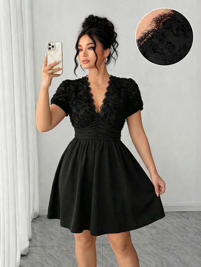 Elenzga 大码女式时尚新颖中长连衣裙，上身采用提花织造面料，下身采用纯色织造面料，腰部前侧饰有褶裥蘑菇纽扣。