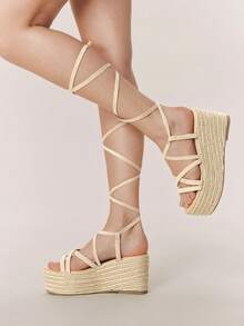 Styleloop Giày sandal nữ đế xuồng quai chéo bằng dây rơm, gót đính kim tuyến, phong cách Bohemian, mang đến không khí nghỉ dưỡng, thích hợp cho mùa hè, phụ kiện du lịch. - Màu be - Xem 4