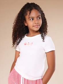 SUMWON 少女夏季纸杯蛋糕印花T恤和格子短裤套装，饰有白色绒球花边，休闲装扮 - 白色 - 查看 5